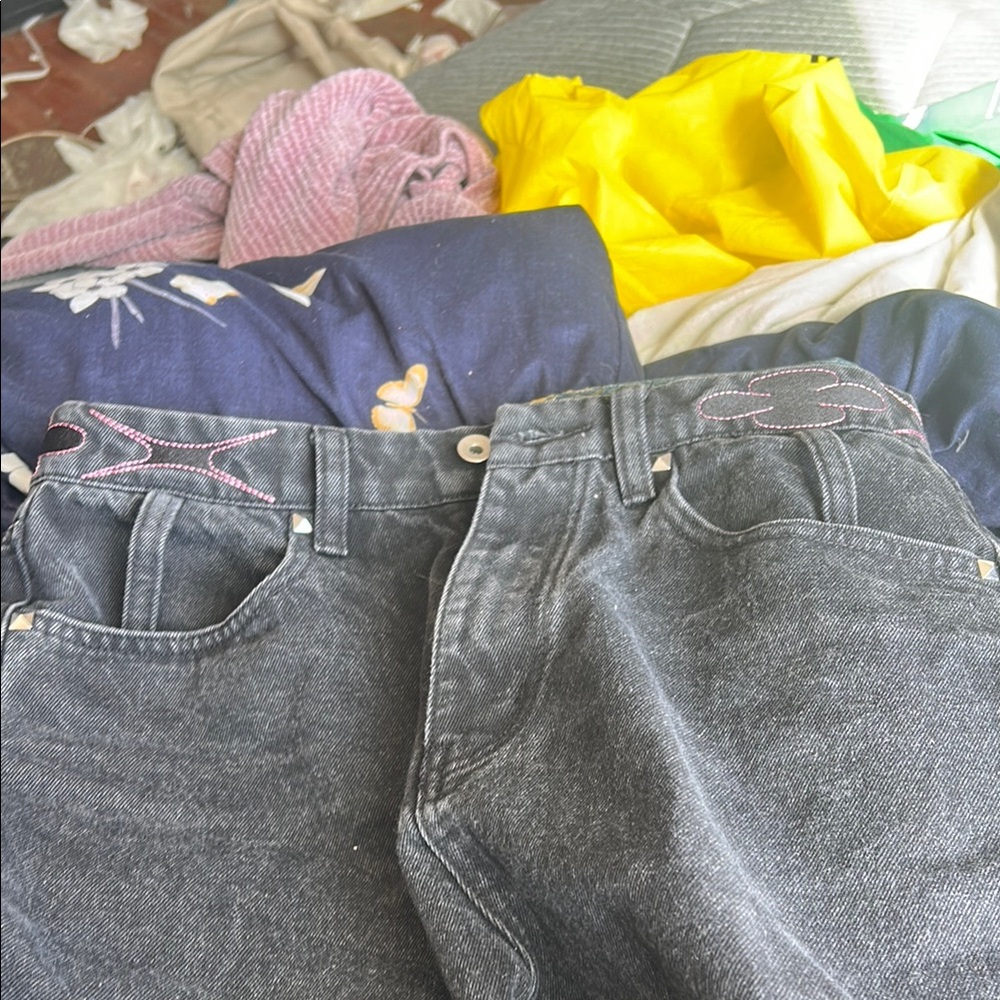 Stylish Black Denim Jeans with Pink Stitching
